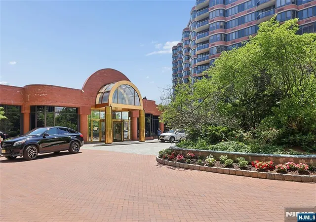 100-carlyle-dr-5hs-cliffside-park-nj-07010/hzid_4e52a4f9