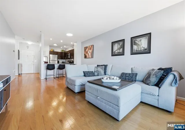 242-the-promenade-242-edgewater-nj-07020/hzid_adebab89