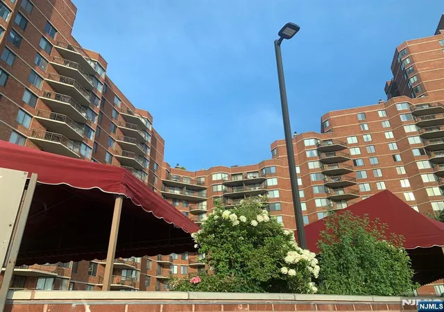 418-harmon-cove-tower-secaucus-nj-07094/hzid_d9f3bef6