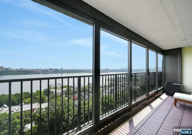 3-horizon-rd-1030-fort-lee-nj-07024/hzid_89f2ba09