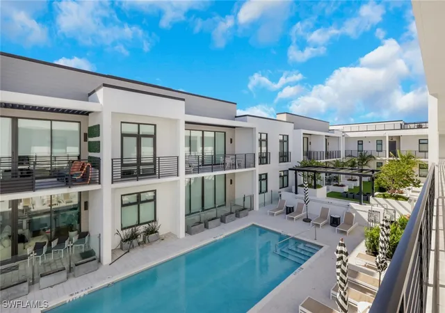 850-central-303-naples-fl-34102/hzid_d8e2bbb1