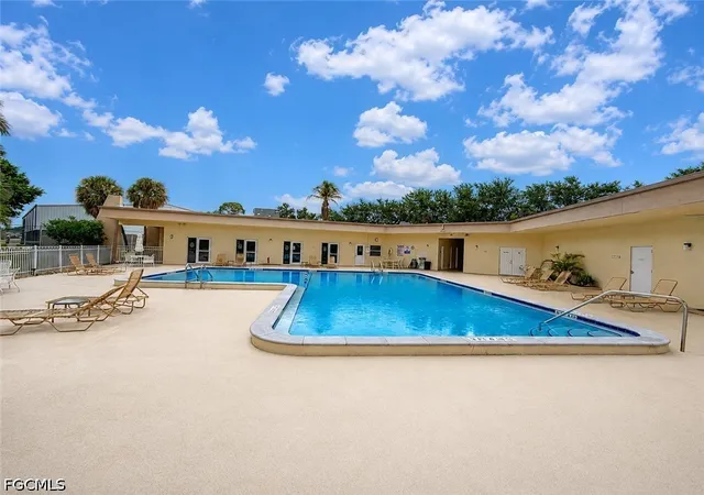 2079-barkeley-ln-13-fort-myers-fl-33907/hzid_7a13de0f