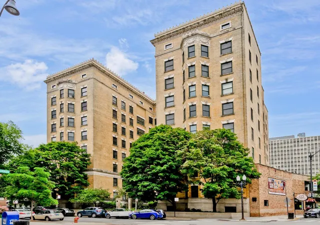 559 W Surf St