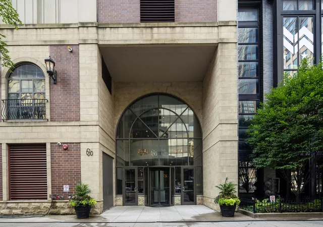 630-n-state-st-2202-chicago-il-60654/hzid_4ba4a8d1