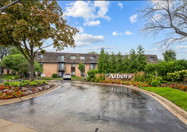 1-oak-crk-dr-2303-buffalo-grove-il-60089/hzid_b7a75eb3