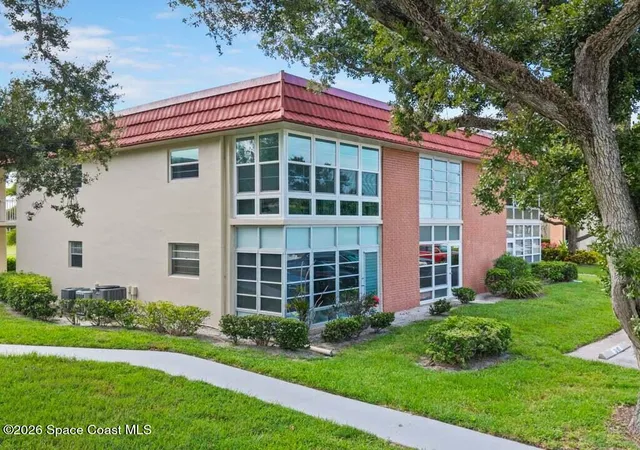 32-pine-arbor-ln-205-vero-beach-fl-32962/hzid_d40b0feb