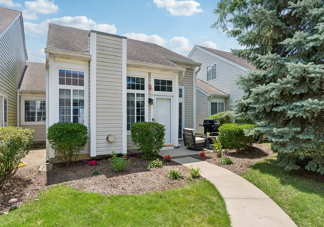 319-e-victoria-cir-319-north-aurora-il-60542/hzid_4068d939