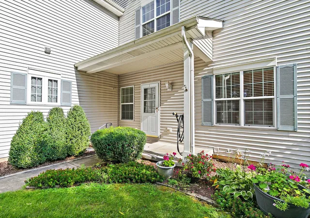 1075-castleshire-dr-1075-woodstock-il-60098/hzid_98564722