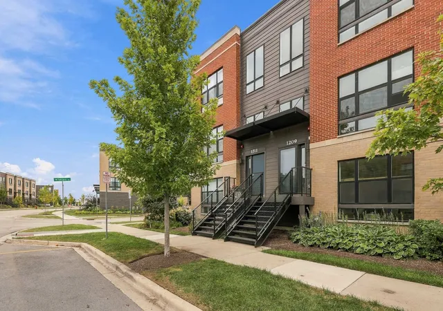 1209-lakepointe-dr-schaumburg-il-60173/hzid_d608f2d8