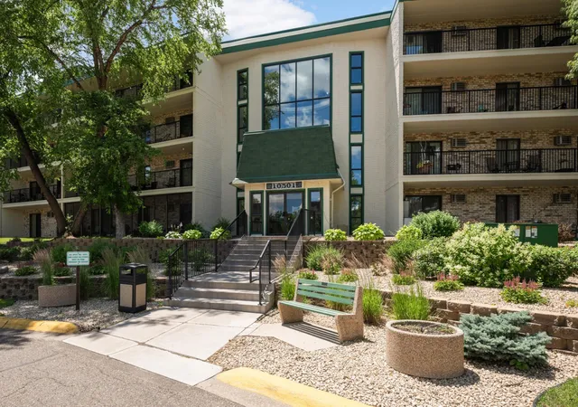 10501-cedar-lake-rd-413-hopkins-mn-55305/hzid_2f14f475