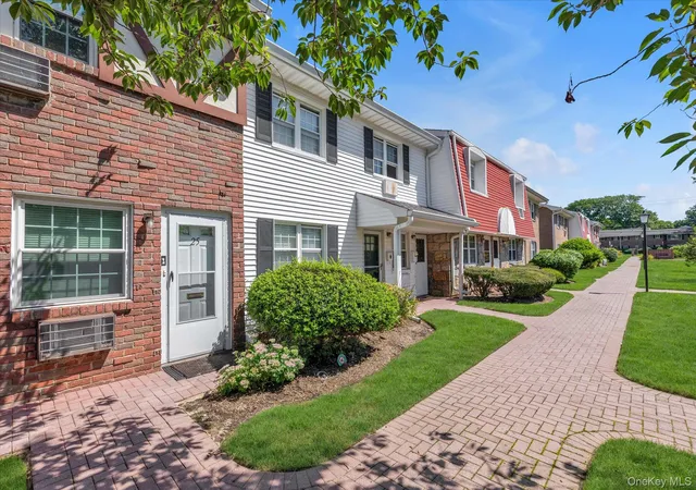 25-springwood-dr-babylon-ny-11703/hzid_d58101f9