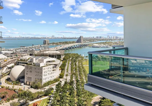 900 Biscayne Bay
