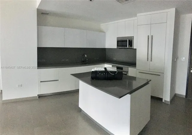 88-sw-7th-street-2305-miami-fl-33130/hzid_000abe8b