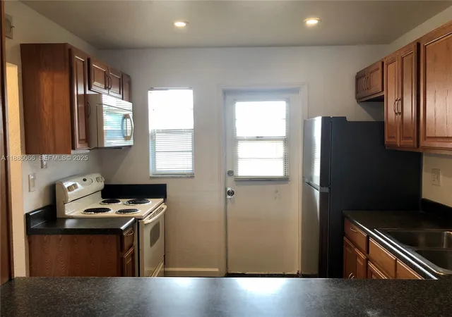 8121-sw-24th-ct-304-davie-fl-33324/hzid_1effd4a1