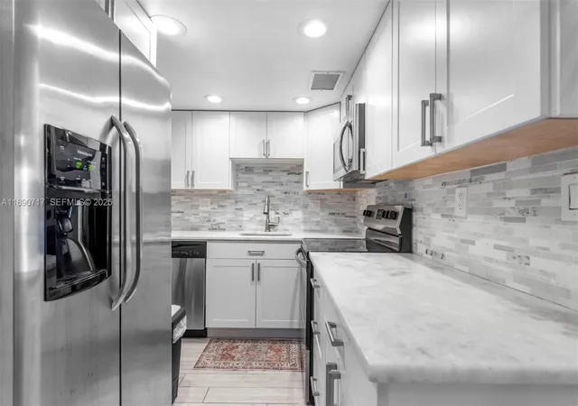 2970-ne-16th-ave-208-oakland-park-fl-33334/hzid_e3ec05e8