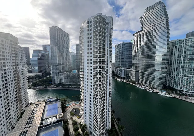 900-brickell-key-blvd-2205-miami-fl-33131/hzid_f3b18752