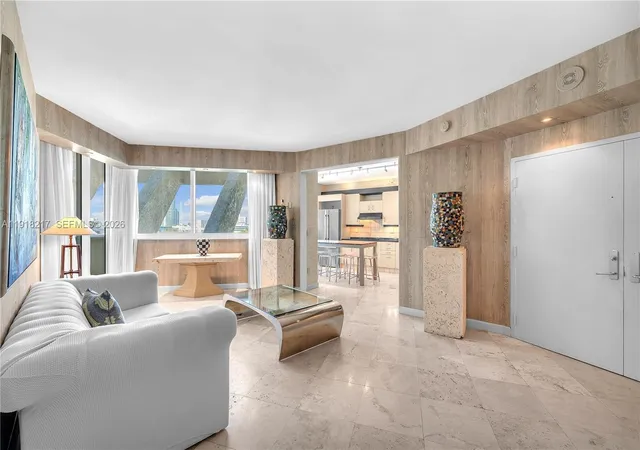 300-s-pointe-dr-906-miami-beach-fl-33139/hzid_5bae0ef3