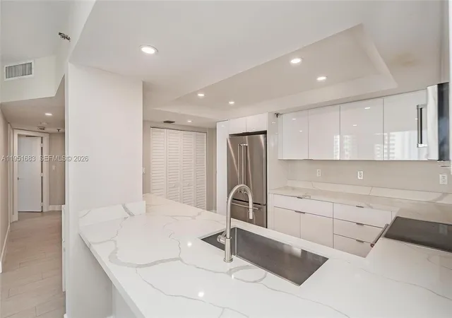 520-brickell-key-dr-a1010-miami-fl-33131/hzid_63f1fbf7