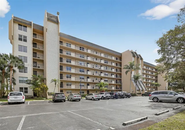 3300-w-rolling-hills-cir-302-davie-fl-33328/hzid_e65420bf