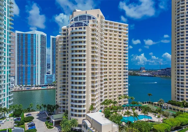 888-brickell-key-dr-807-miami-fl-33131/hzid_b6c05768