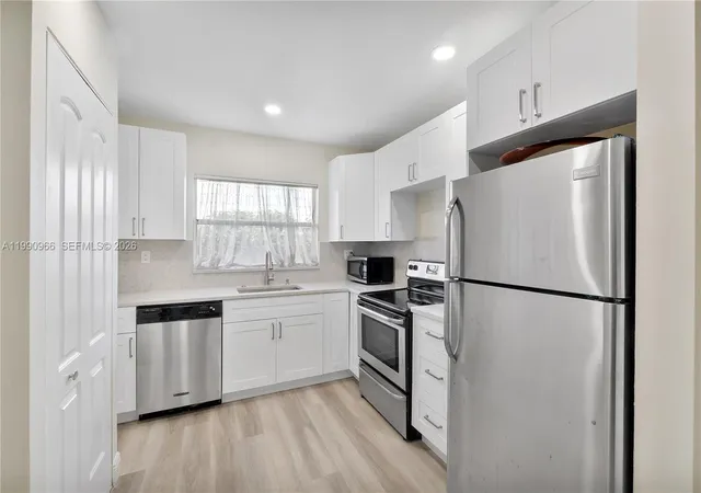 9201-sunrise-lakes-blvd-304-sunrise-fl-33322/hzid_eab67298