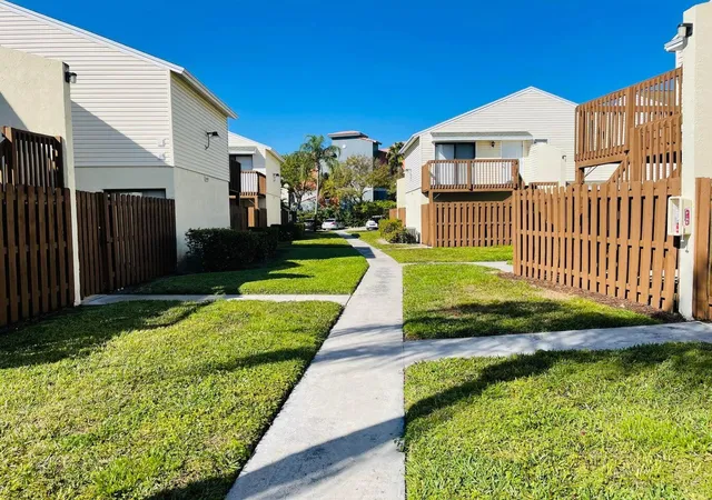 637-executive-ctr-dr-n208-west-palm-beach-fl-33401/hzid_0d042115