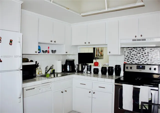 18555-ne-14th-ave-702a-miami-fl-33179/hzid_ca67e35f