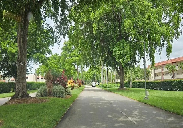 9823-s-hollybrook-lake-dr-310-pembroke-pines-fl-33025/hzid_aa583c0a