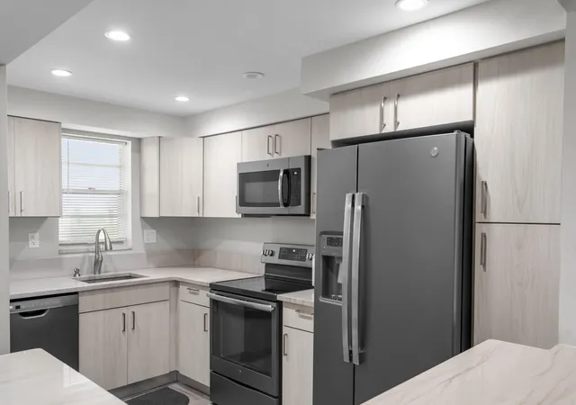 3150-w-rolling-hills-cir-704-davie-fl-33328/hzid_b91e684d