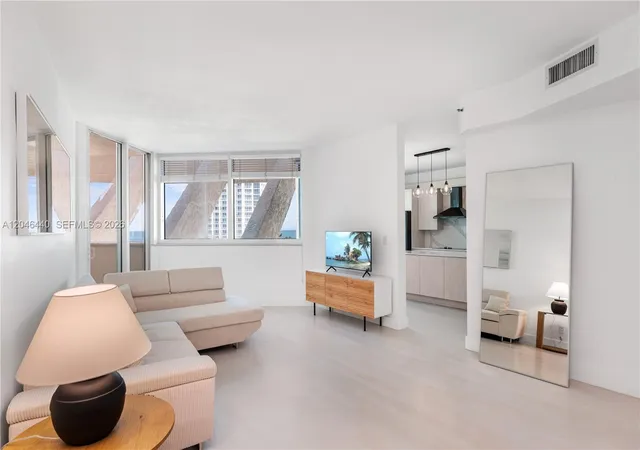 300-s-pointe-dr-907-miami-beach-fl-33139/hzid_b673d4d4