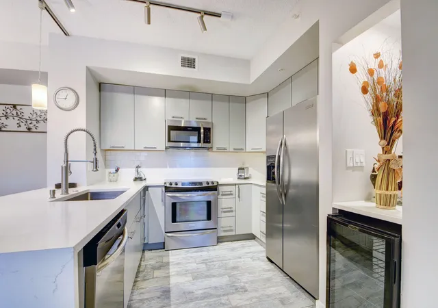 720-s-sapodilla-ave-208-west-palm-beach-fl-33401/hzid_89356de5