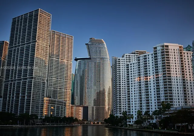 300-biscayne-blvd-way-1705w-miami-fl-33131/hzid_773bb291