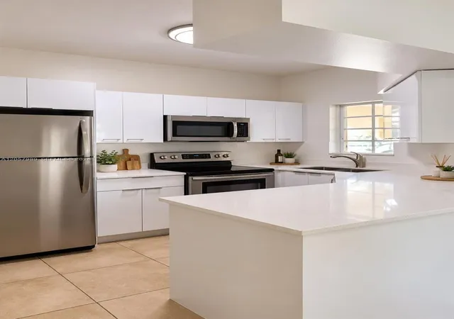 18340-nw-68th-avenue-a-hialeah-fl-33015/hzid_8f36e066
