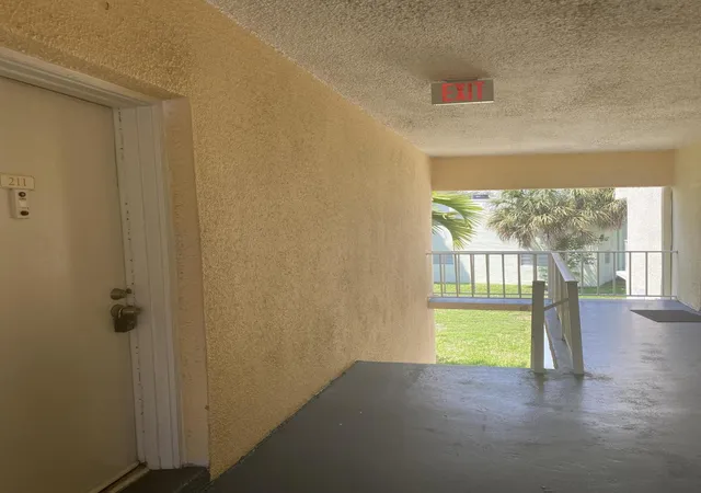 409-executive-ctr-dr-211-west-palm-beach-fl-33401/hzid_046773da