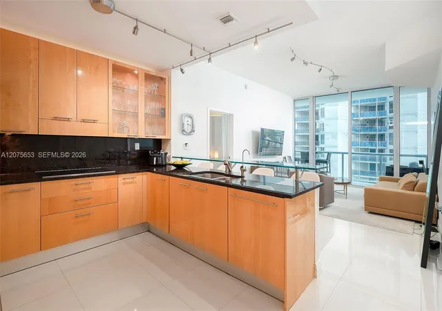 6799-collins-ave-510-miami-beach-fl-33141/hzid_d5e3cfa1