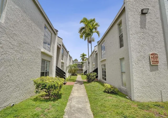 4511-treehouse-ln-b-tamarac-fl-33319/hzid_d5c2b40a