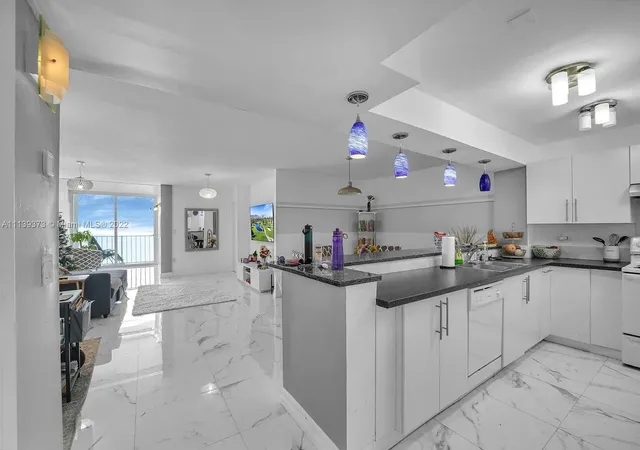 6450-collins-ave-704-miami-beach-fl-33141/hzid_f99302a9