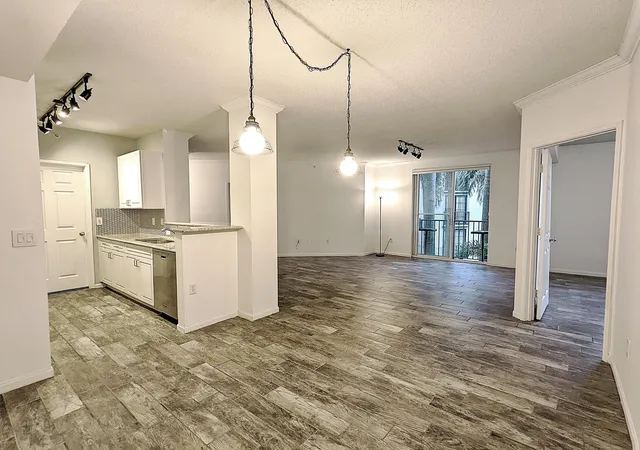 630-s-sapodilla-ave-308-west-palm-beach-fl-33401/hzid_e5e44ad8