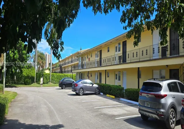 2800-ne-203rd-street-8-miami-fl-33180/hzid_e63daeb1