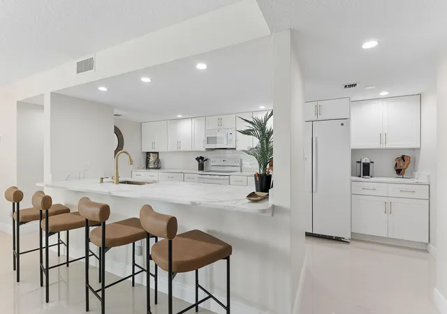 2025-lavers-cir-d404-delray-beach-fl-33444/hzid_18ca9f74