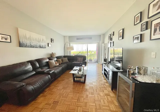 61-20-grand-central-pkwy-a1503-new-york-ny-11375/hzid_a7957feb