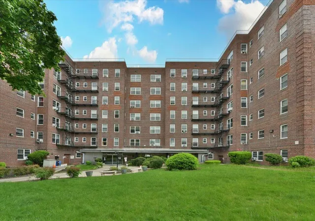 84-50-169th-street-pr01-jamaica-ny-11432/hzid_e69a585e