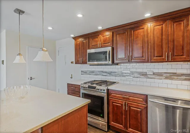 18-15-215th-street-10p-bayside-ny-11360/hzid_6c0c3caa
