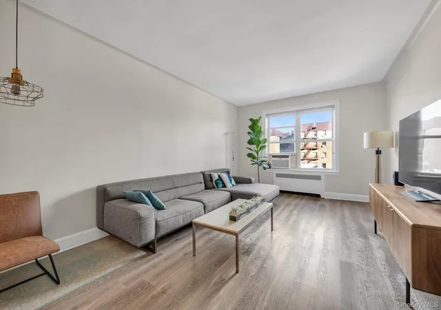 35-24-72nd-street-5g-jackson-heights-ny-11372/hzid_56bd59b7