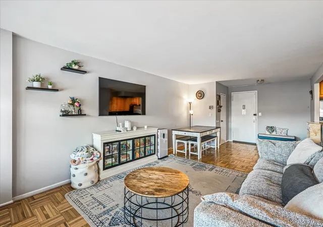 17-85-215th-street-1p-bayside-ny-11360/hzid_509e831c
