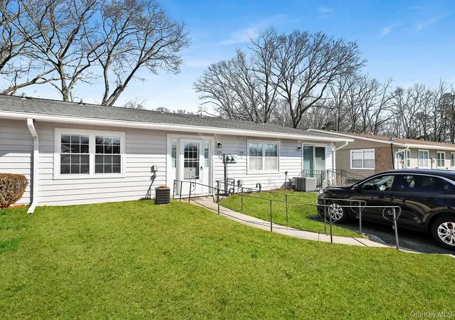 279-berwick-ct-b-brookhaven-ny-11961/hzid_1fca35f8
