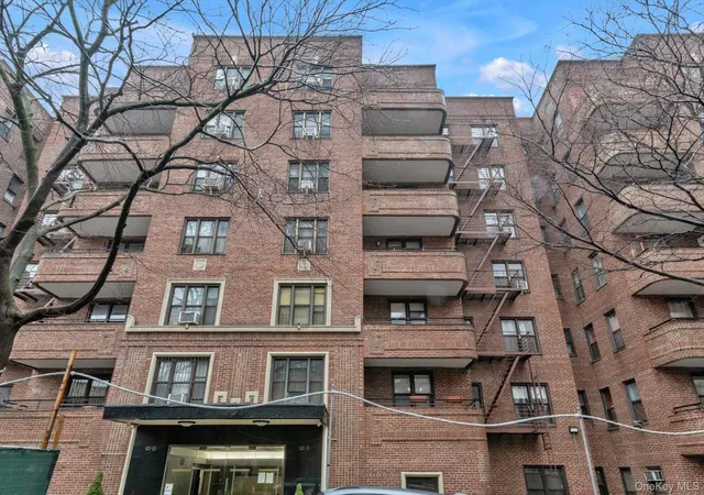 123-35-82nd-rd-5c-new-york-ny-11415/hzid_d16136ee