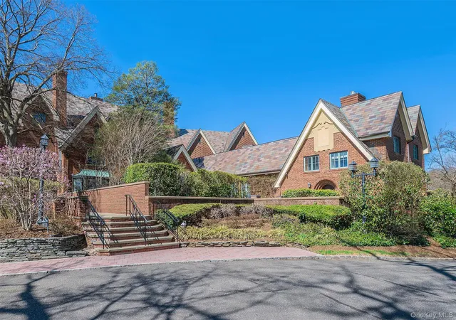 155-estate-ct-north-hempstead-ny-11577/hzid_097b6ab9