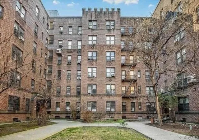4220-kissena-blvd-e18-new-york-ny-11355/hzid_4e3433a4