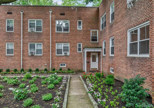 3-edwards-street-1f-north-hempstead-ny-11577/hzid_af854ffb
